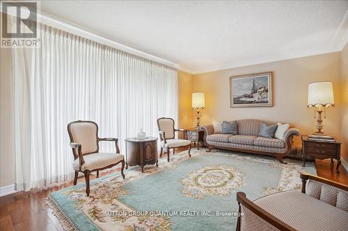 19 Meadowbrook Crescent, St. Catharines, ON - Indoor Photo Showing Living Room