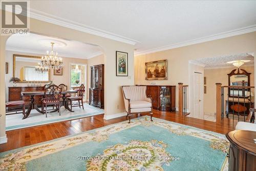 19 Meadowbrook Crescent, St. Catharines, ON - Indoor Photo Showing Living Room