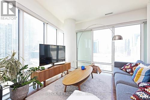 1502 - 8 The Esplanade, Toronto, ON - Indoor Photo Showing Living Room