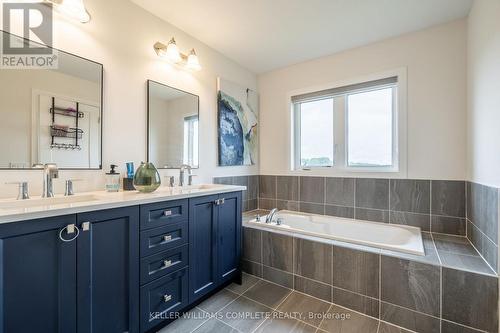 112 Freedom Crescent, Hamilton, ON - Indoor Photo Showing Bathroom