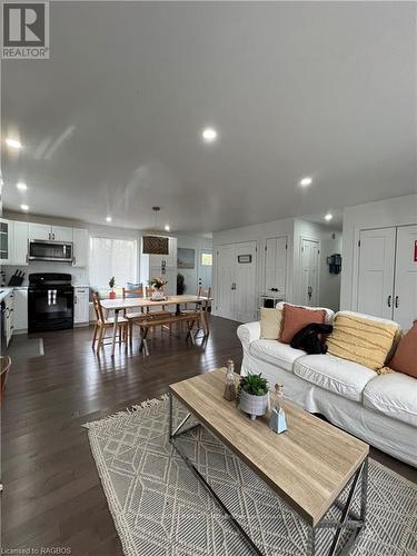 587 Dorcas Bay Road, Northern Bruce Peninsula, ON - Indoor Photo Showing Living Room