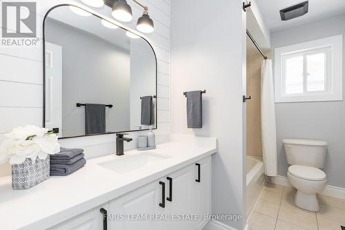 30 Connaught Lane, Barrie, ON - Indoor Photo Showing Bathroom