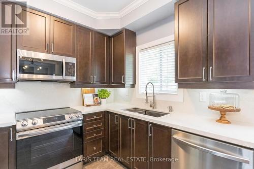 30 Connaught Lane, Barrie, ON - Indoor Photo Showing Kitchen With Double Sink With Upgraded Kitchen