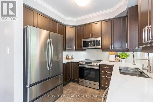 30 Connaught Lane, Barrie, ON - Indoor Photo Showing Kitchen With Double Sink With Upgraded Kitchen