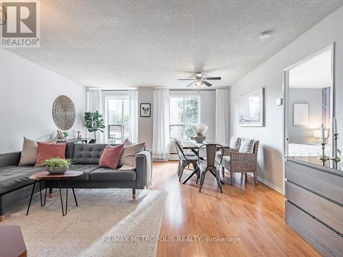 301 - 80 Charles Street E, Toronto, ON - Indoor Photo Showing Living Room