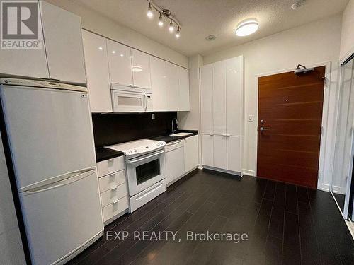 3711 - 15 Iceboat Terrace, Toronto, ON - Indoor Photo Showing Kitchen