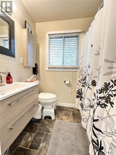 223 4Th Street, Weyburn, SK - Indoor Photo Showing Bathroom