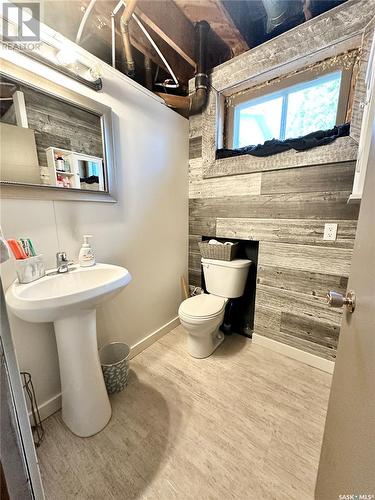 223 4Th Street, Weyburn, SK - Indoor Photo Showing Bathroom