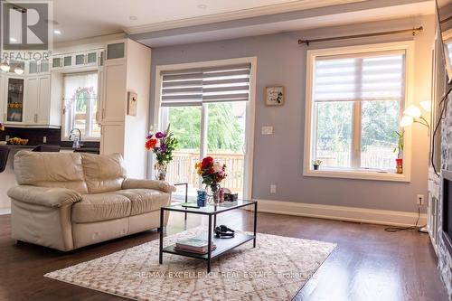 721 Midland Avenue E, Toronto, ON - Indoor Photo Showing Living Room