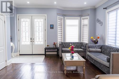 721 Midland Avenue E, Toronto, ON - Indoor Photo Showing Living Room