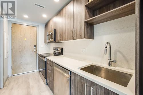 345 Dougall Road N Unit# Ph16, Kelowna, BC - Indoor Photo Showing Kitchen With Upgraded Kitchen