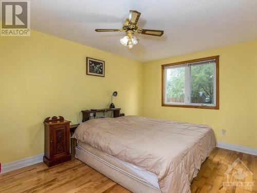 27 Shouldice Crescent, Kanata, ON - Indoor Photo Showing Bedroom