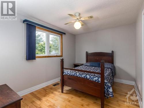 27 Shouldice Crescent, Kanata, ON - Indoor Photo Showing Bedroom