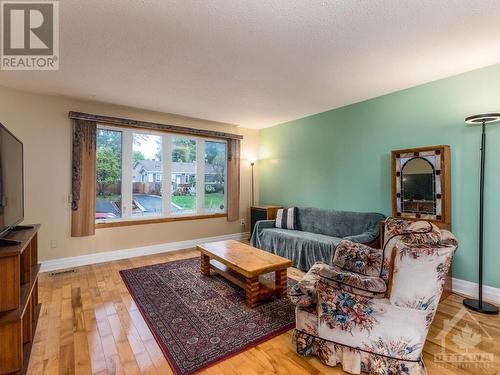 27 Shouldice Crescent, Kanata, ON - Indoor Photo Showing Living Room