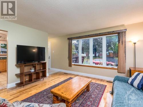 27 Shouldice Crescent, Kanata, ON - Indoor Photo Showing Living Room