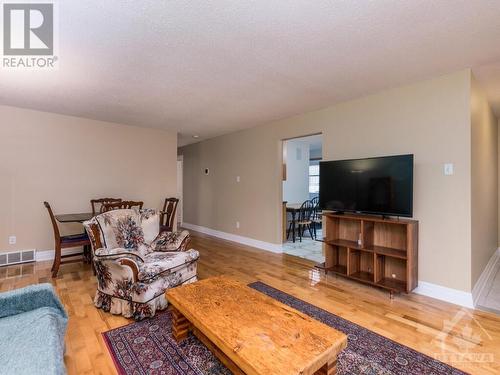 27 Shouldice Crescent, Kanata, ON - Indoor Photo Showing Living Room