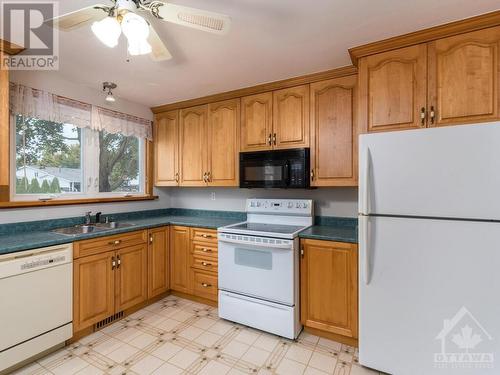 27 Shouldice Crescent, Kanata, ON - Indoor Photo Showing Kitchen