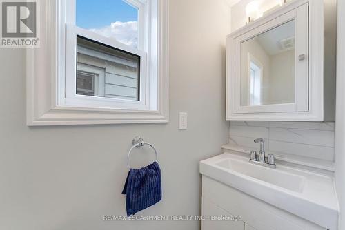 98 Cope Street, Hamilton, ON - Indoor Photo Showing Bathroom