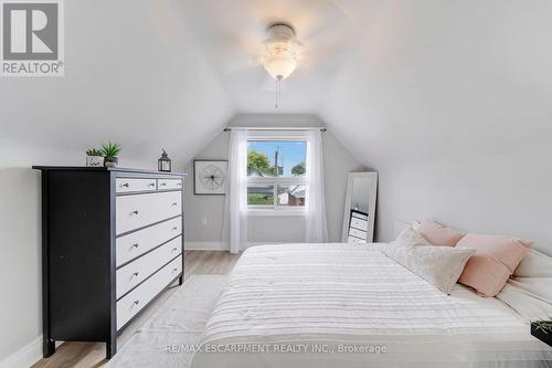 98 Cope Street, Hamilton, ON - Indoor Photo Showing Bedroom