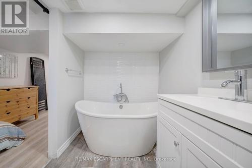 98 Cope Street, Hamilton, ON - Indoor Photo Showing Bathroom