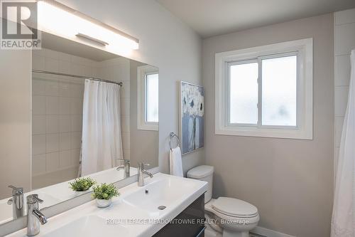 25 Duchess Drive, Cambridge, ON - Indoor Photo Showing Bathroom