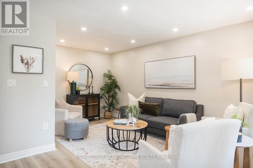 25 Duchess Drive, Cambridge, ON - Indoor Photo Showing Living Room