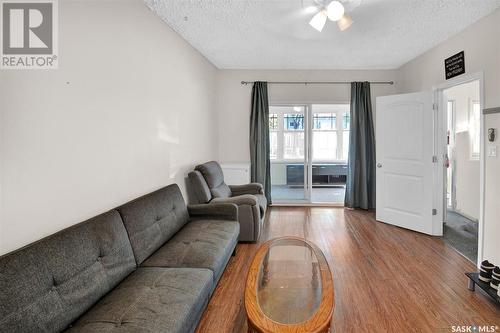 411 D Avenue S, Saskatoon, SK - Indoor Photo Showing Living Room