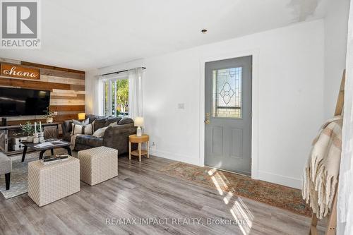 6 Orchard View Boulevard, Clarington, ON - Indoor Photo Showing Living Room