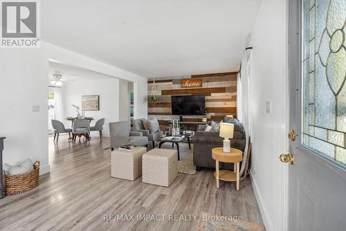 6 Orchard View Boulevard, Clarington, ON - Indoor Photo Showing Living Room