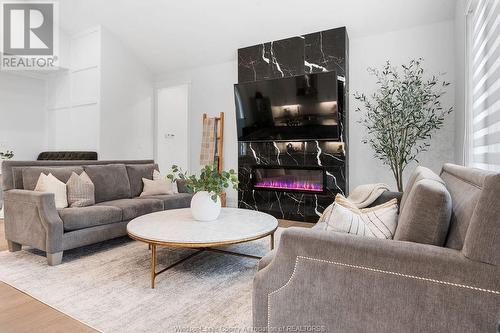 385 Caserta Crescent, Lakeshore, ON - Indoor Photo Showing Living Room