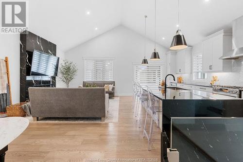 385 Caserta Crescent, Lakeshore, ON - Indoor Photo Showing Kitchen With Upgraded Kitchen