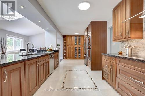 2416 Winthrop Crescent, Mississauga, ON - Indoor Photo Showing Kitchen