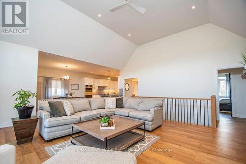 115 Hall Drive, Galway-Cavendish And Harvey, ON - Indoor Photo Showing Living Room