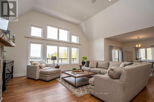 115 Hall Drive, Galway-Cavendish And Harvey, ON - Indoor Photo Showing Living Room