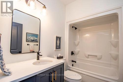 115 Hall Drive, Galway-Cavendish And Harvey, ON - Indoor Photo Showing Bathroom