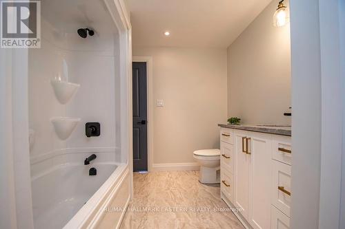 115 Hall Drive, Galway-Cavendish And Harvey, ON - Indoor Photo Showing Bathroom