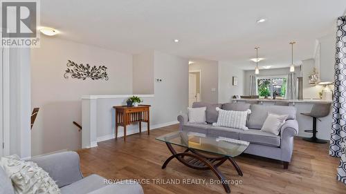 112 Peach Tree Boulevard, St. Thomas, ON - Indoor Photo Showing Living Room