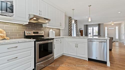 112 Peach Tree Boulevard, St. Thomas, ON - Indoor Photo Showing Kitchen With Upgraded Kitchen