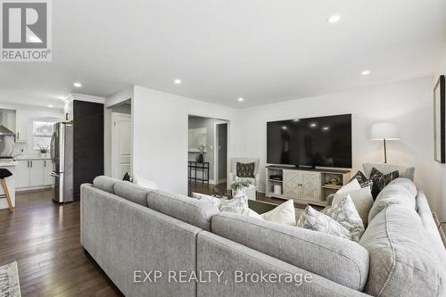 1569 Hwy 6, Hamilton, ON - Indoor Photo Showing Living Room