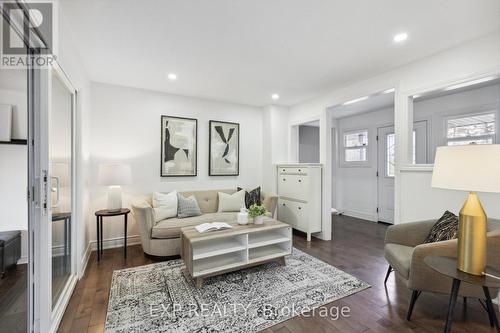 1569 Hwy 6, Hamilton, ON - Indoor Photo Showing Living Room