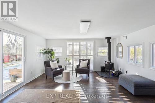 1569 Hwy 6, Hamilton, ON - Indoor Photo Showing Living Room