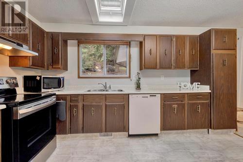 1401 Ponderosa Road, West Kelowna, BC - Indoor Photo Showing Kitchen With Double Sink