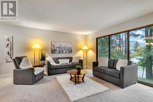 1401 Ponderosa Road, West Kelowna, BC - Indoor Photo Showing Living Room