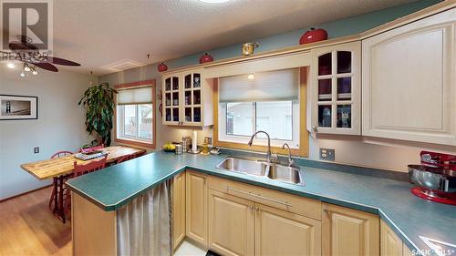 858 Dorothy Street, Regina, SK - Indoor Photo Showing Kitchen With Double Sink