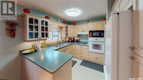 858 Dorothy Street, Regina, SK - Indoor Photo Showing Kitchen With Double Sink