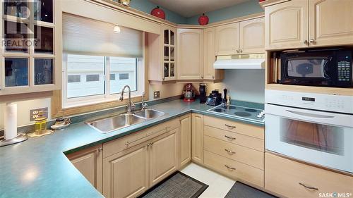 858 Dorothy Street, Regina, SK - Indoor Photo Showing Kitchen With Double Sink