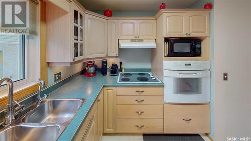 858 Dorothy Street, Regina, SK - Indoor Photo Showing Kitchen With Double Sink