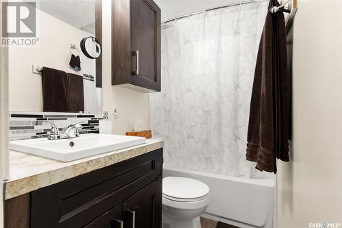 242 Smith Street, Regina, SK - Indoor Photo Showing Bathroom