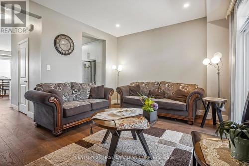 18 - 2070 Meadowgate Boulevard, London, ON - Indoor Photo Showing Living Room