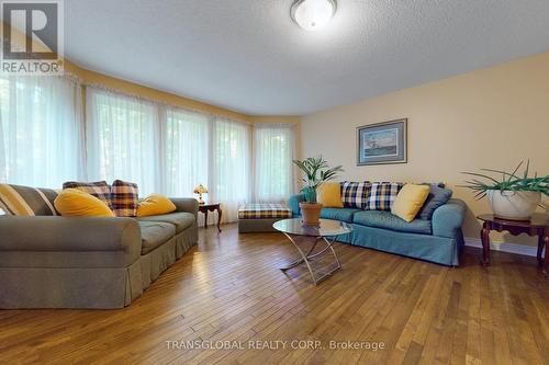 1813 St. Johns Road, Innisfil, ON - Indoor Photo Showing Living Room